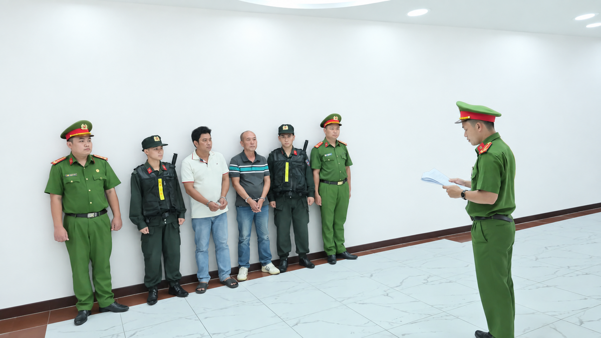 TP.HCM khởi tố 4 người đổ, san lấp trái phép gần 670 tấn chất thải