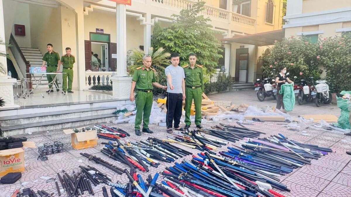Khởi tố kẻ bán gần 1 tấn kiếm, bình xịt hơi cay qua mạng ở Bắc Ninh