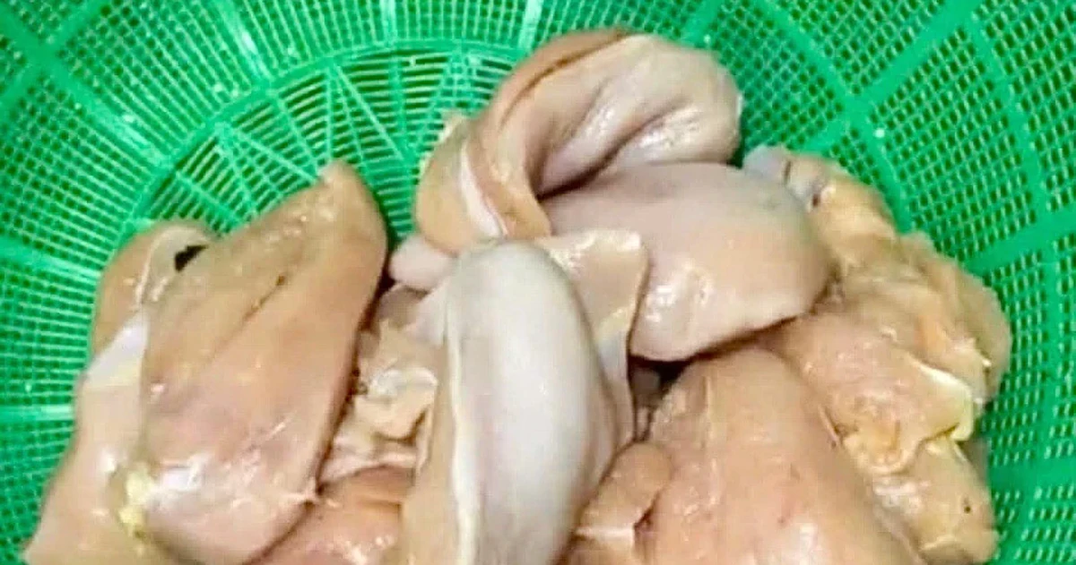 Hà Nội: Phụ huynh phát hiện gà, tôm bốc mùi được đưa đến trường để chế biến cho học sinh