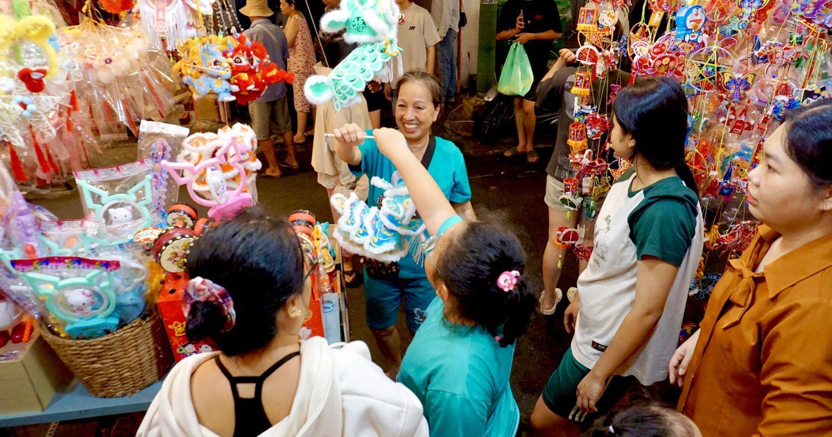 Cận Trung thu, tiểu thương phố lồng đèn ở TP.HCM vẫn "ngóng" khách mua