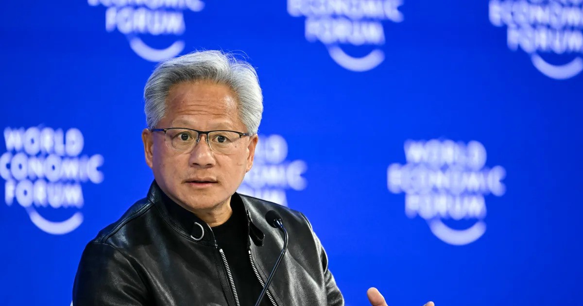 "Chúng tôi sẽ không để AI chậm lại": Jensen Huang bật loa ngoài cho Trump nghe giữa sự kiện