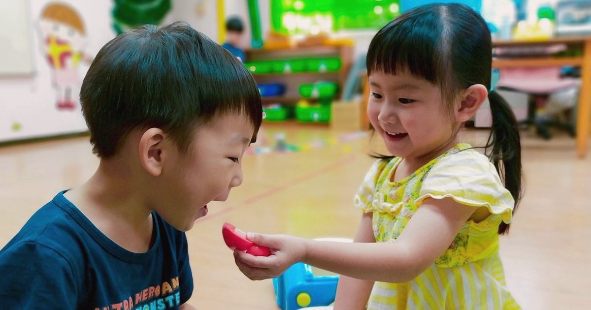 Giáo viên mầm non tiết lộ: Những đứa trẻ được bạn bè yêu quý ở trường thường có 5 điểm chung