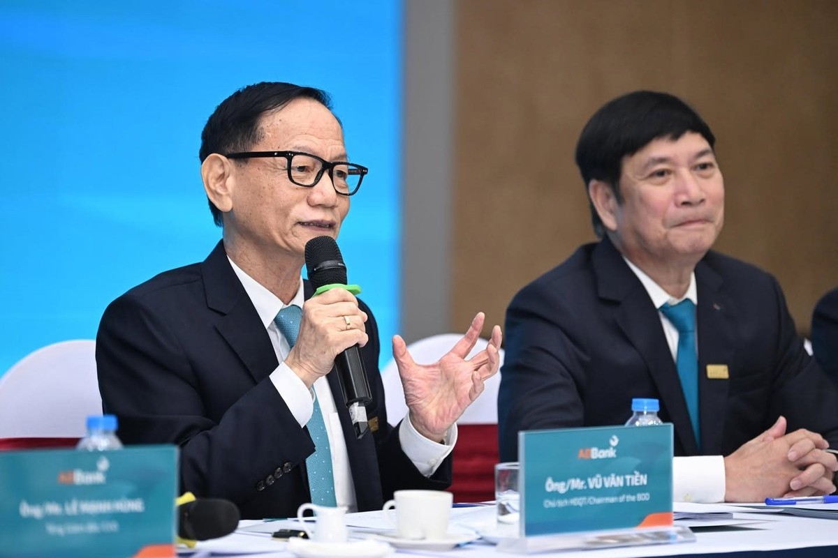 Lộ diện nhóm cổ đông sở hữu hơn một nửa vốn điều lệ của ngân hàng do đại gia Vũ Văn Tiền làm chủ tịch