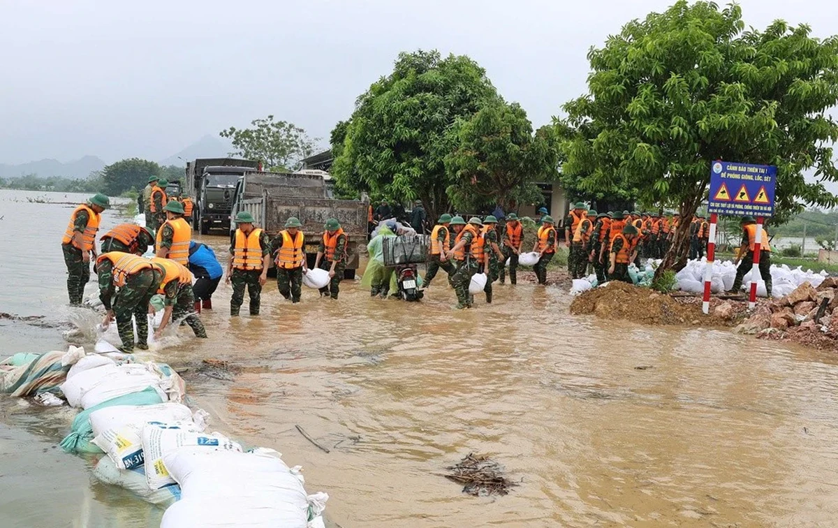 Lũ sông ngoại thành Hà Nội vượt báo động 3, hàng trăm người tham gia đắp đê