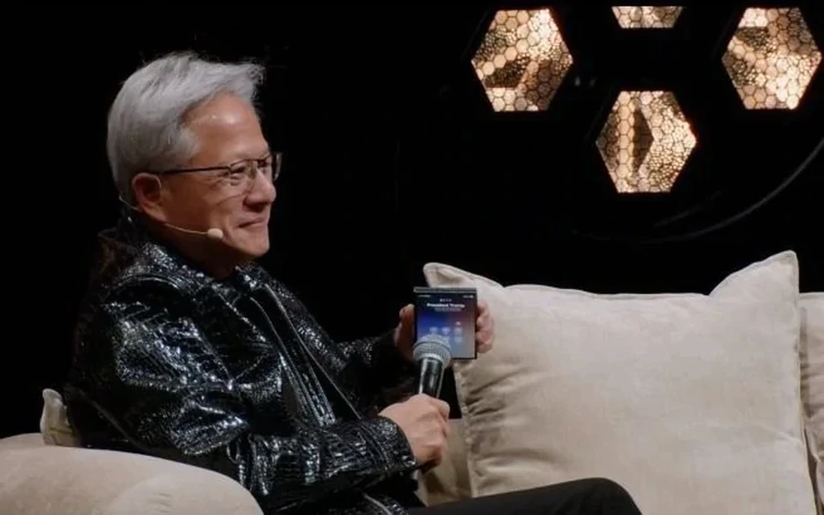 CEO Nvidia bật loa ngoài cho hàng trăm người ng...