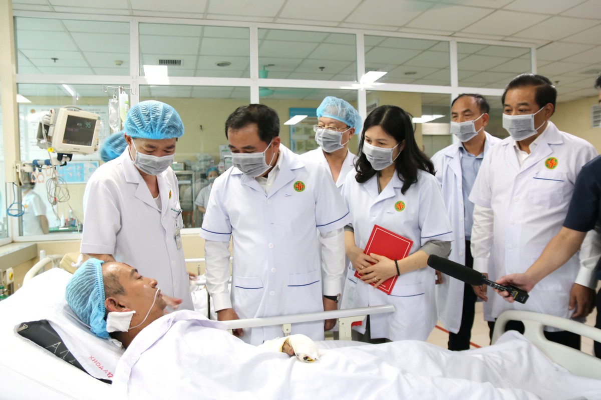 Bí thư Thành ủy Hà Nội Trần Đức Thắng thăm, động viên nạn nhân trong vụ cháy nhà dân tại phường Tây Hồ