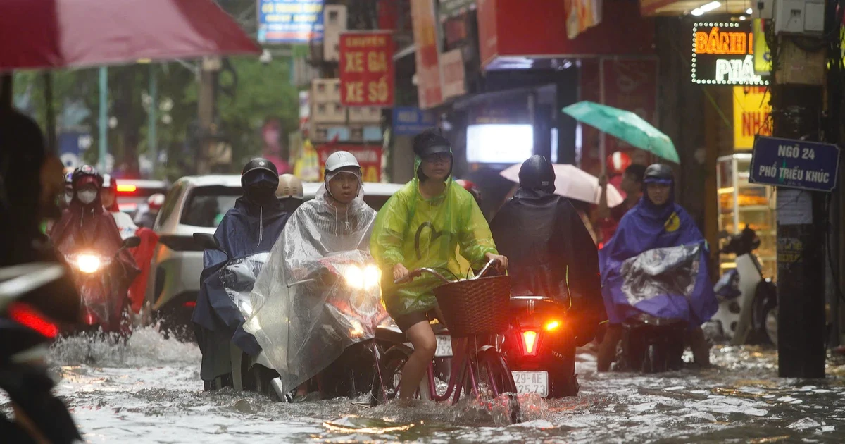 Hà Nội: Mưa lớn gần 200mm, nhiều phố ngập sâu, giao thông tê liệt