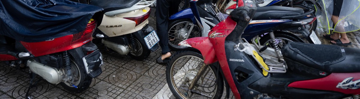 Xe “chết máy” xếp hàng la liệt sau mưa ngập, tiệm sửa xe quá tải: Có người tốn vài triệu đồng