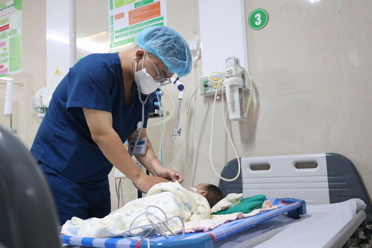 Ninh Bình: Cấp cứu bé sơ sinh 1 tháng tuổi vì người lớn nhỏ nhầm axit vào miệng