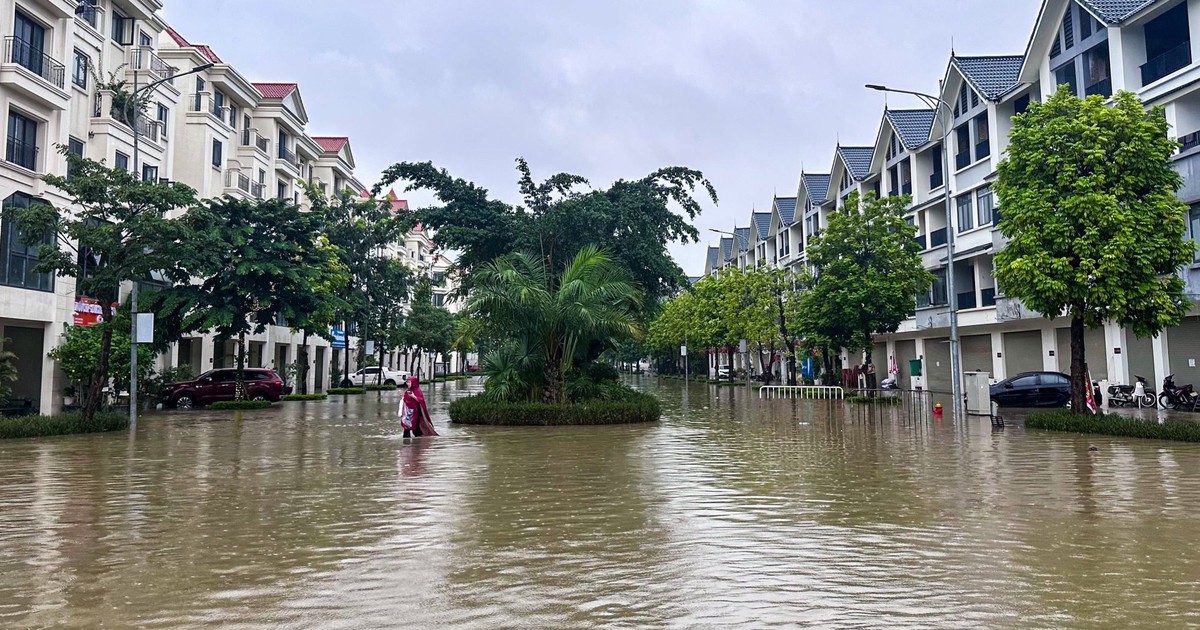 Thay bạn đi xem nhà ngày mưa: Hinode Royal Park ngập sâu, An Khánh bị chia cắt, loạt tuyến đường chìm trong biển nước
