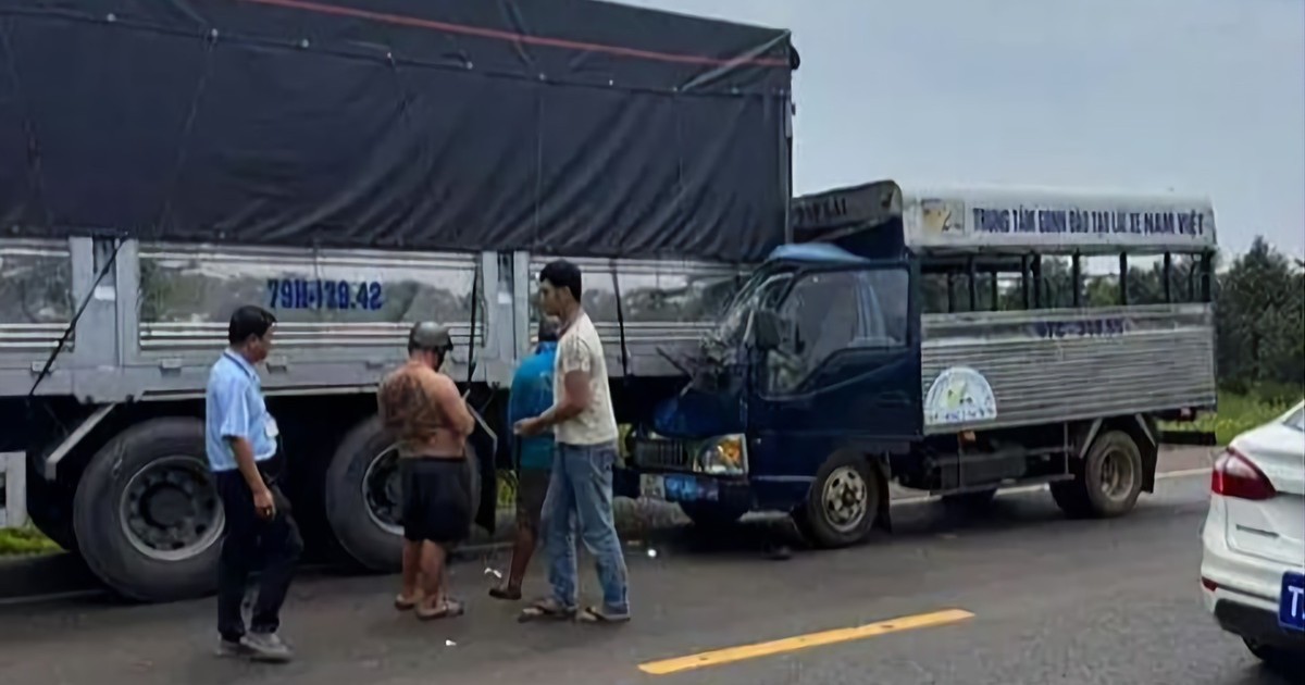 Xe tập lái tông đuôi xe tải, giáo viên dạy lái tử vong