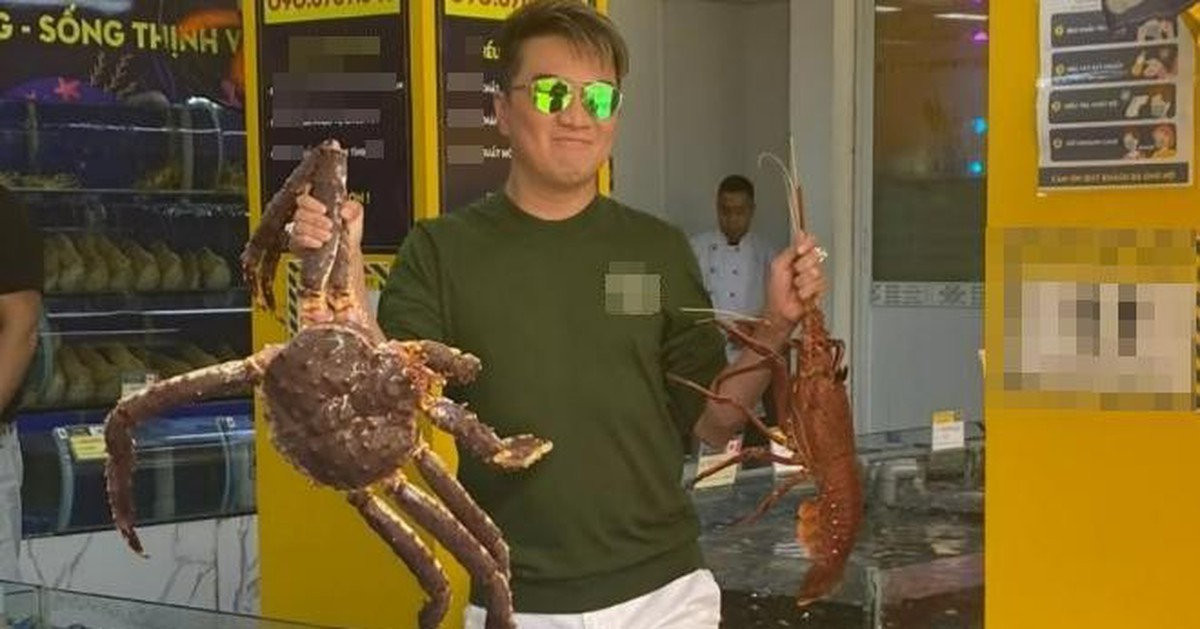 Nam ca sĩ đình đám U60 bán hải sản ở đường Nguyễn Thông, TP.HCM