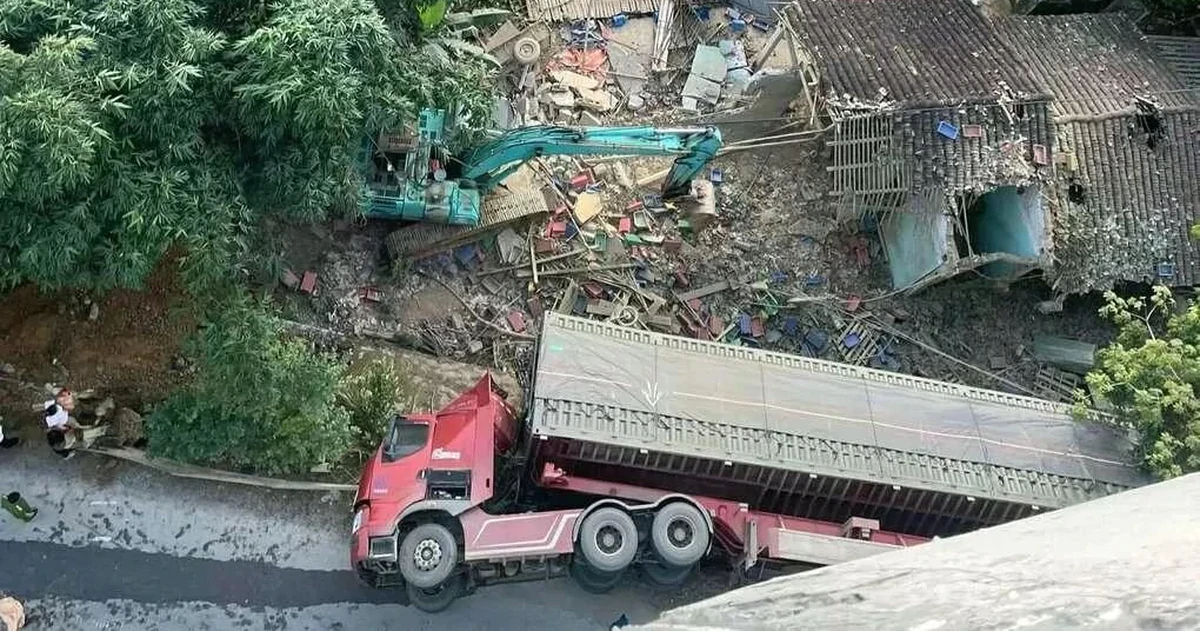 Xe đầu kéo lật ngang đè sập nhà dân ở Cao Bằng, 3 người tử vong tại chỗ