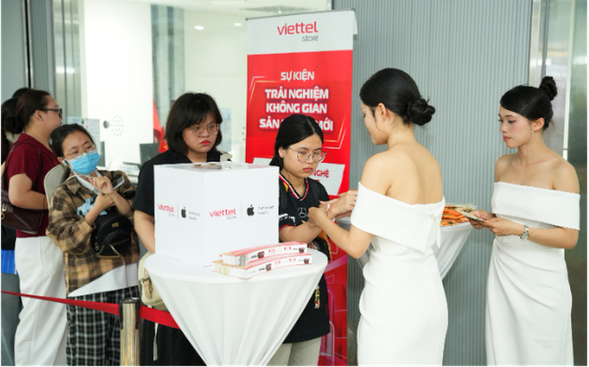 Khách hàng Viettel Store được trải nghiệm iPhone 18 Pro series giữa không gian Metro Bến Thành