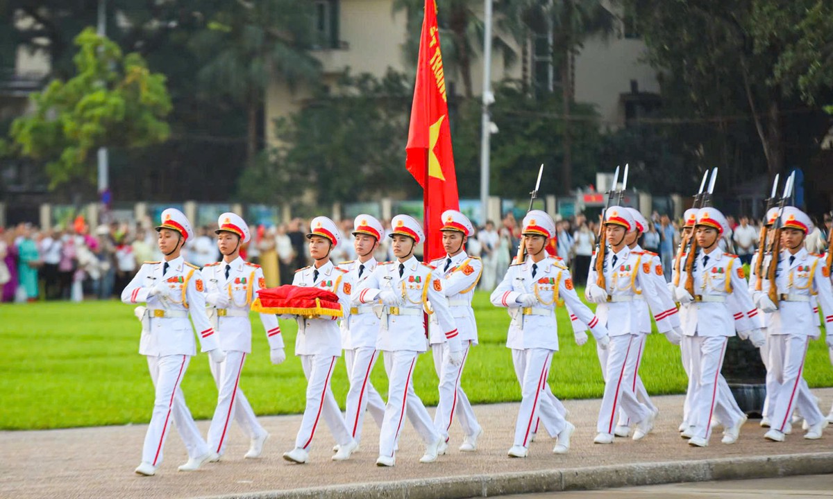 Nghìn người đến Quảng trường Ba Đình từ 4h dự Lễ Thượng cờ ngày Quốc Khánh