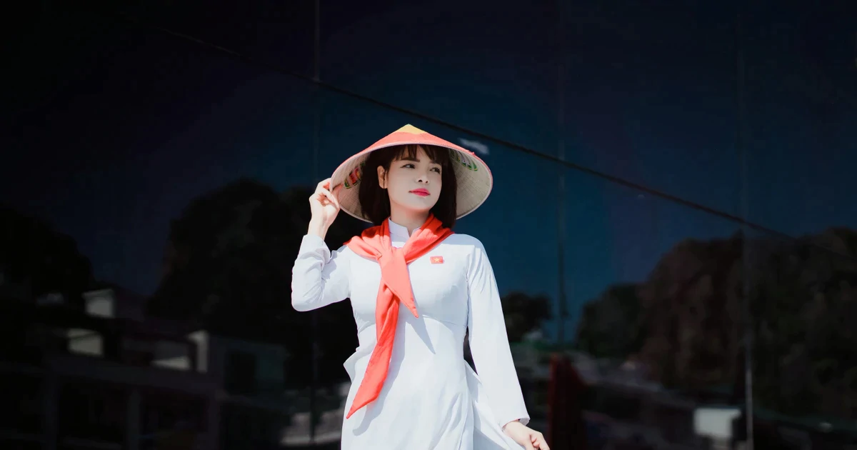 Người dân Quảng Ninh chụp ảnh "check-in" mừng lên thành phố