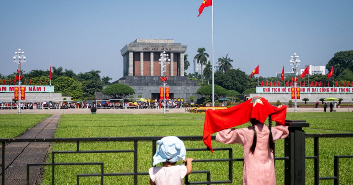 Hà Nội ngày 2/9: Dòng người đổ về Lăng Bác, phố phường đông vui giữa thời tiết nắng nóng