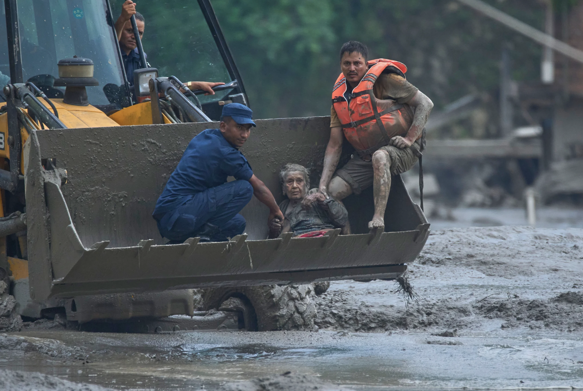 3 tuần sau trận lũ kinh hoàng, Nepal vẫn ngổn ngang giữa bùn đất và đổ nát, những thị trấn mộng mơ giờ chỉ còn lại dấu tích