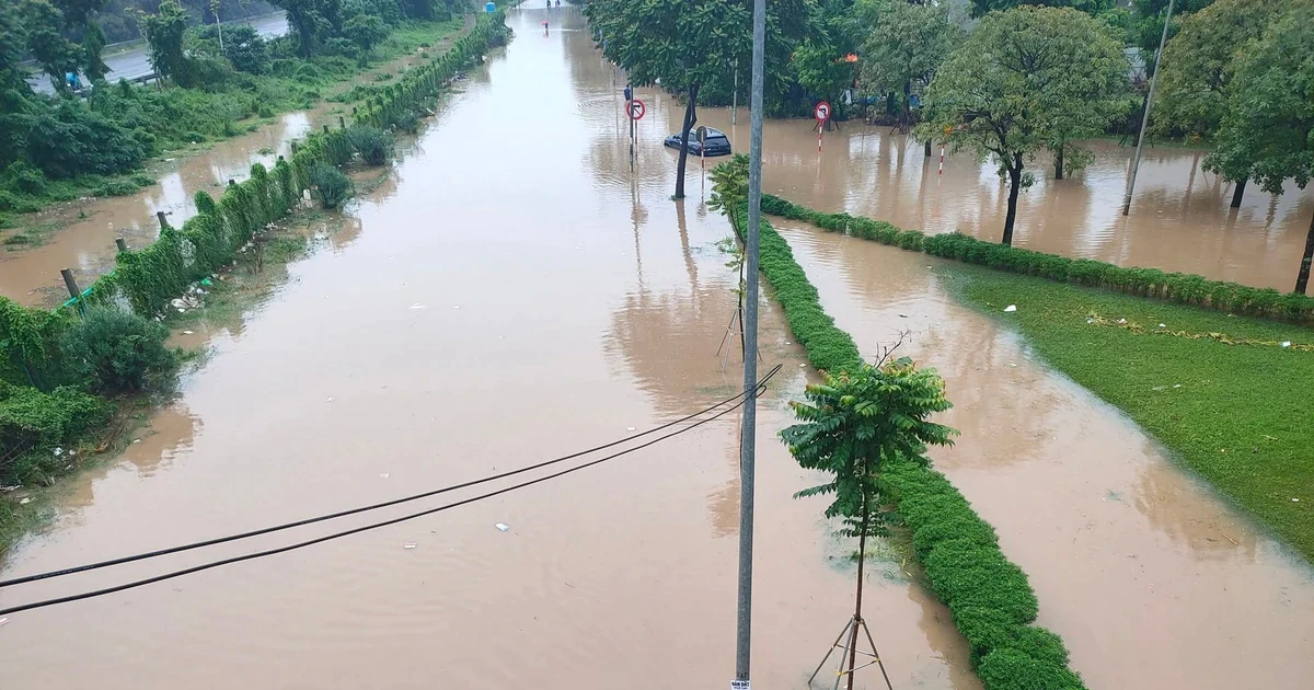 Đại lộ Thăng Long ngập sâu 1 m