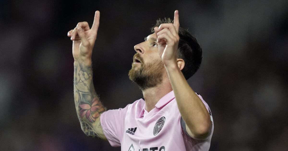Messi ghi siêu phẩm đá phạt, tiến sát kỷ lục lịch sử