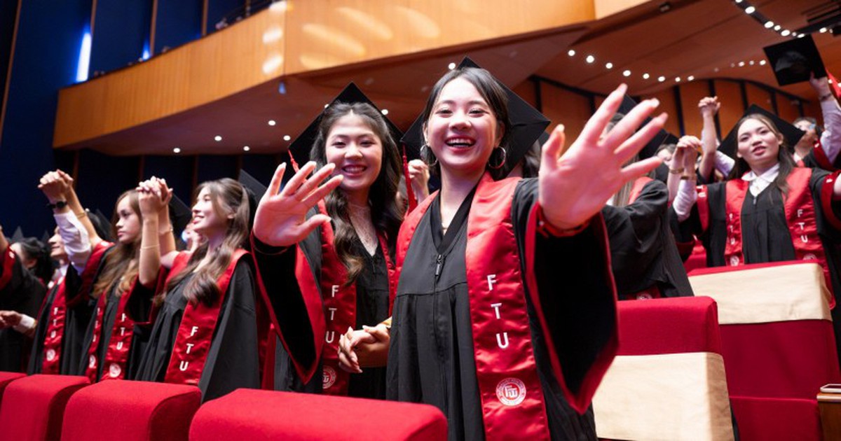 Toàn cảnh lễ trao bằng tốt nghiệp đợt 2 năm 2026 tại ngôi trường được mệnh danh "Harvard Việt Nam"