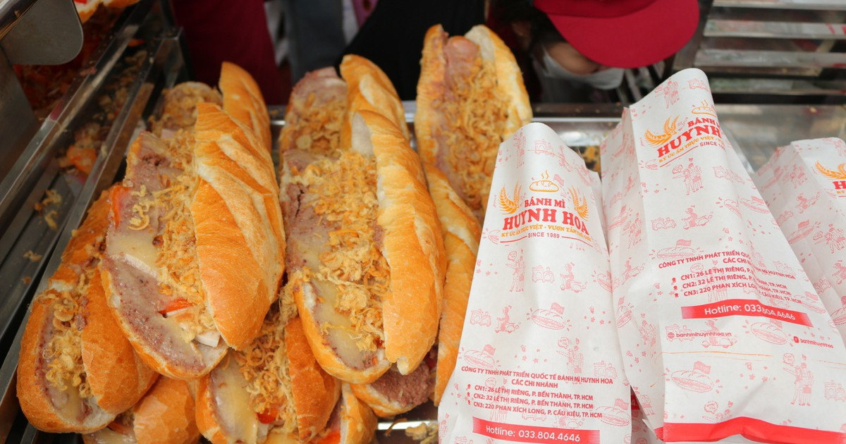 Vì sao ổ bánh mì, tô hủ tiếu, đĩa cơm tấm có giá 100.000 đồng ở TP.HCM?