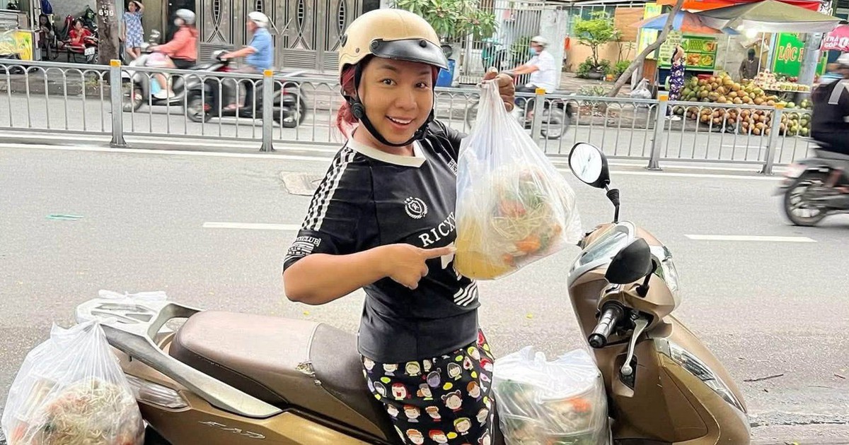 Nữ diễn viên là mẹ đơn thân quê An Giang đi bán cơm, tự đi giao hàng kiếm tiền nuôi con ở TP.HCM