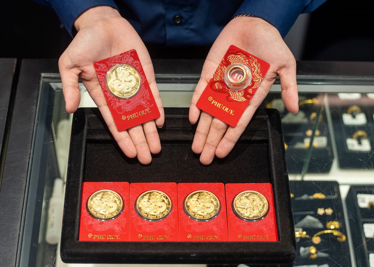 Giá vàng rơi khỏi đỉnh 2 tuần