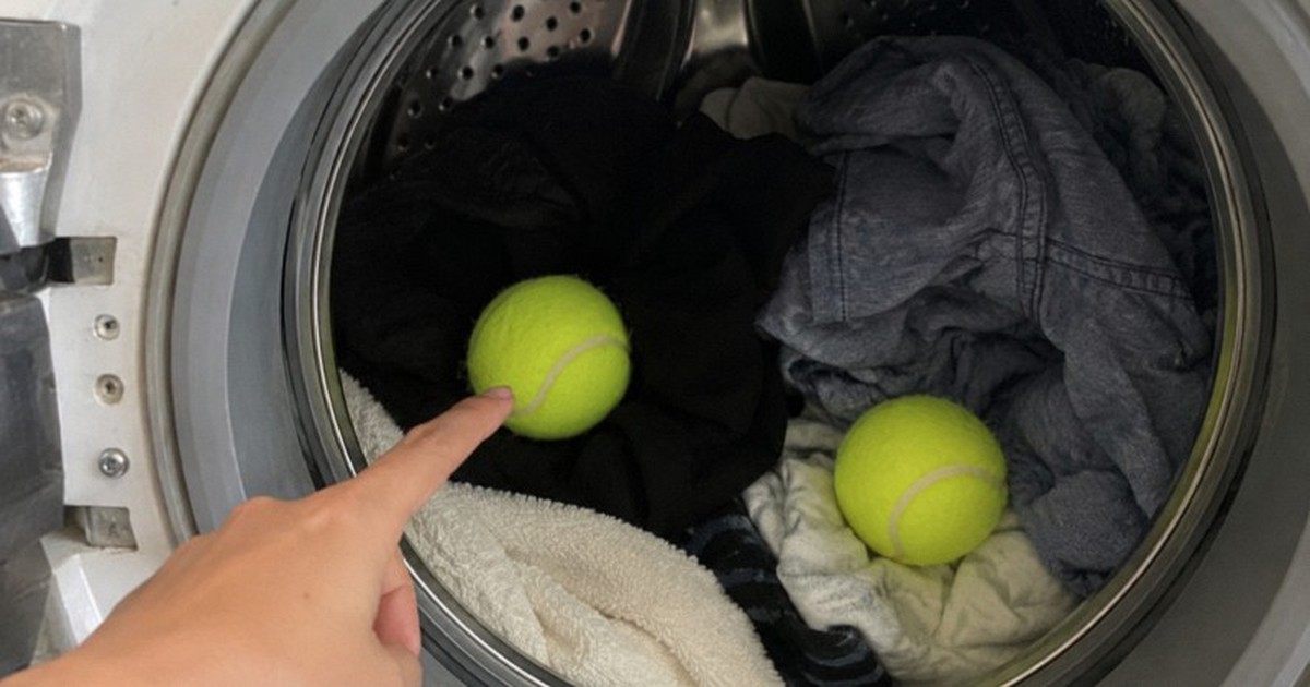 Bỏ 2 quả bóng tennis vào máy giặt, tôi công nhận người nghĩ ra mẹo này có IQ "đỉnh nóc"