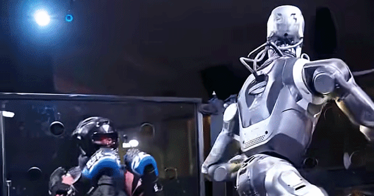 Trận đấu võ đầu tiên giữa con người và robot: Liệu có cân tài cân sức?