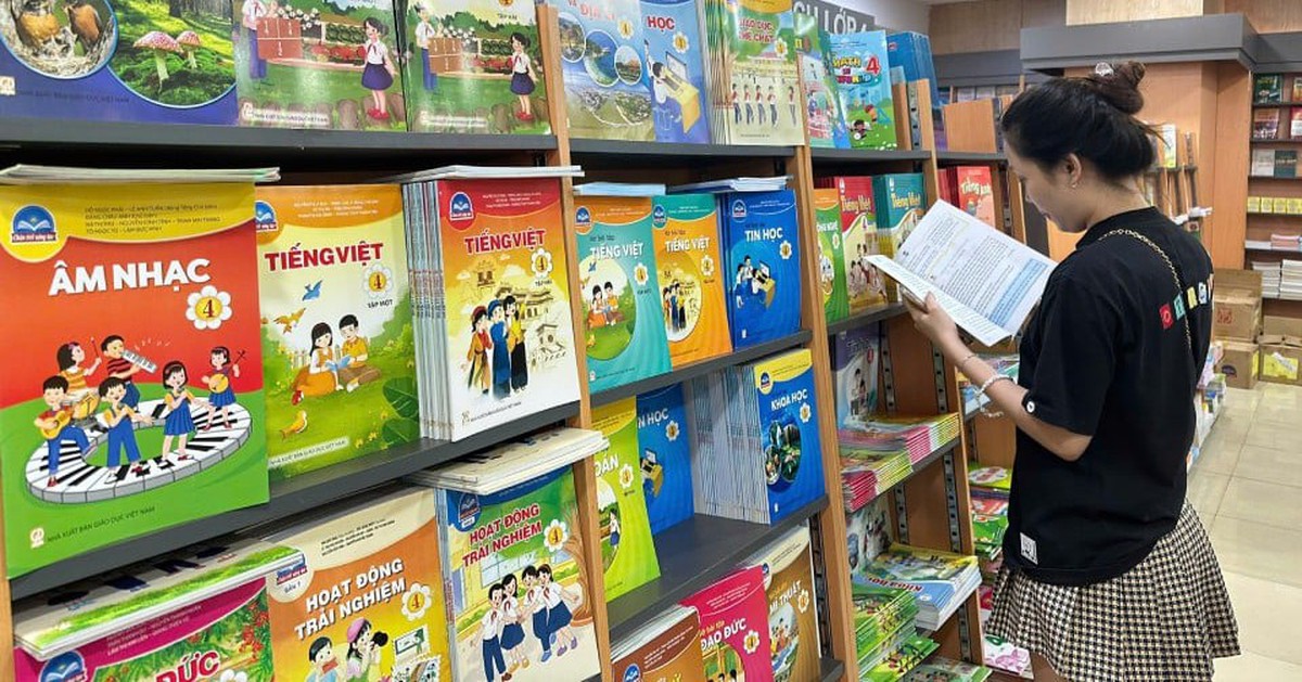 Thế hệ bố mẹ Gen Z, sách giáo khoa cũng mua trên Shopee, TikTok