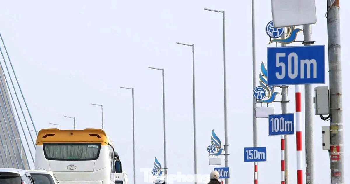 Cầu Nhật Tân xuất hiện loạt biển báo, vạch khoảng cách mới