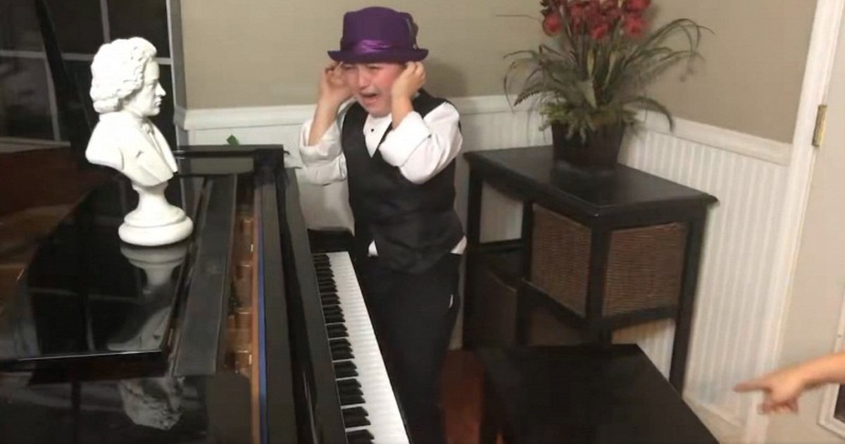 Từ cậu bé 7 tuổi trên show Ellen đến lời tố gia đình bạo hành: Tuổi thơ sau danh xưng “thần đồng piano” Elias Phoenix