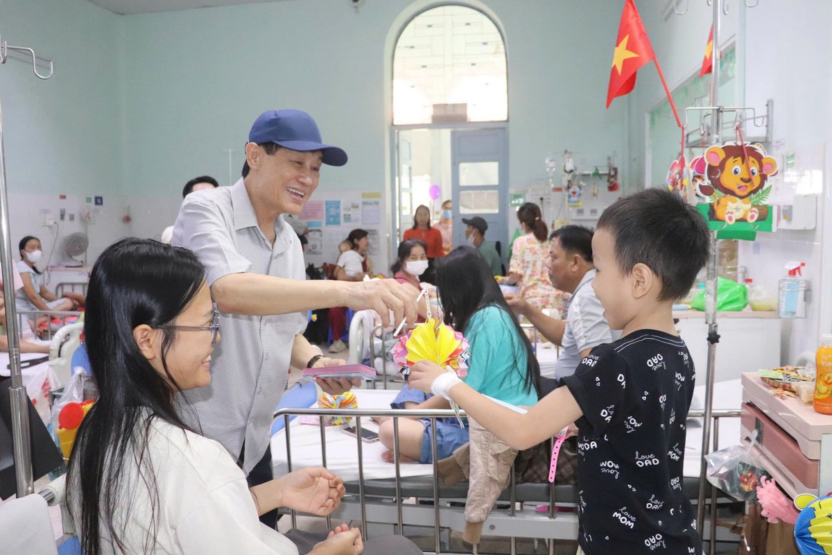 "Vua hàng hiệu" Johnathan Hạnh Nguyễn 75 tuổi xuất hiện giản dị, đội mũ lưỡi trai, rơi nước mắt khi trao quà cho bệnh nhi