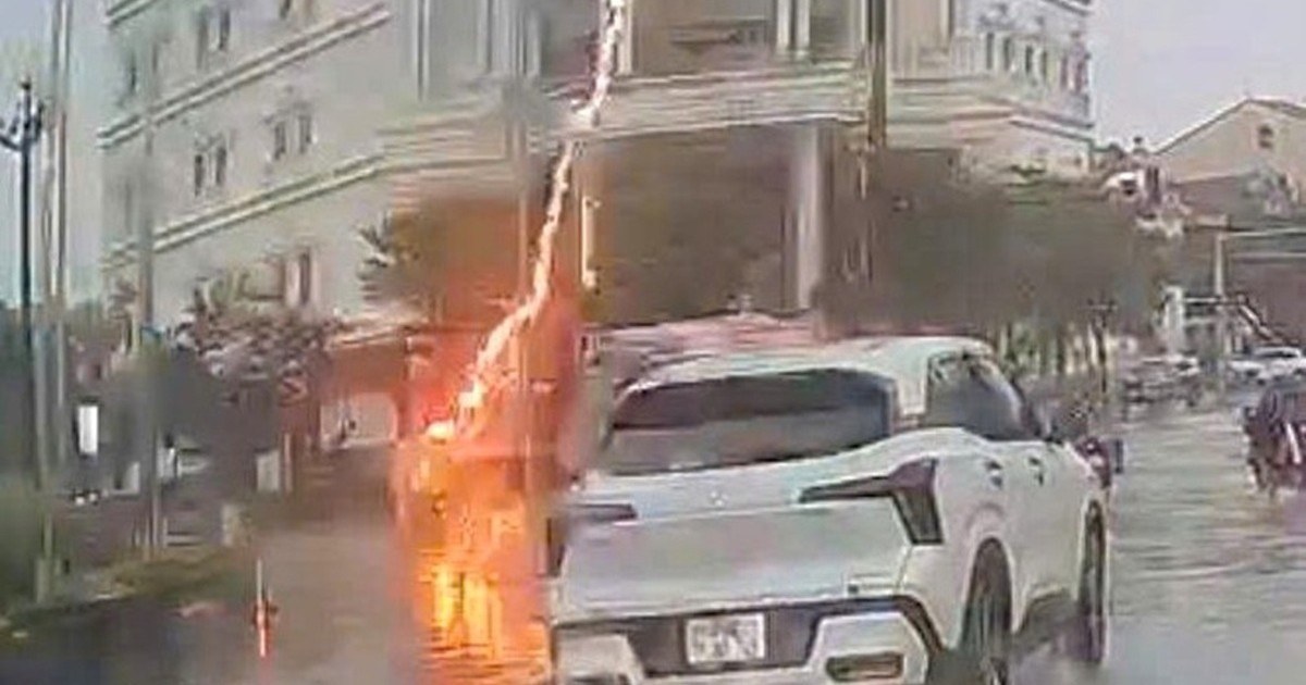 Người phụ nữ bị sét đánh nguy kịch khi đang lái xe máy