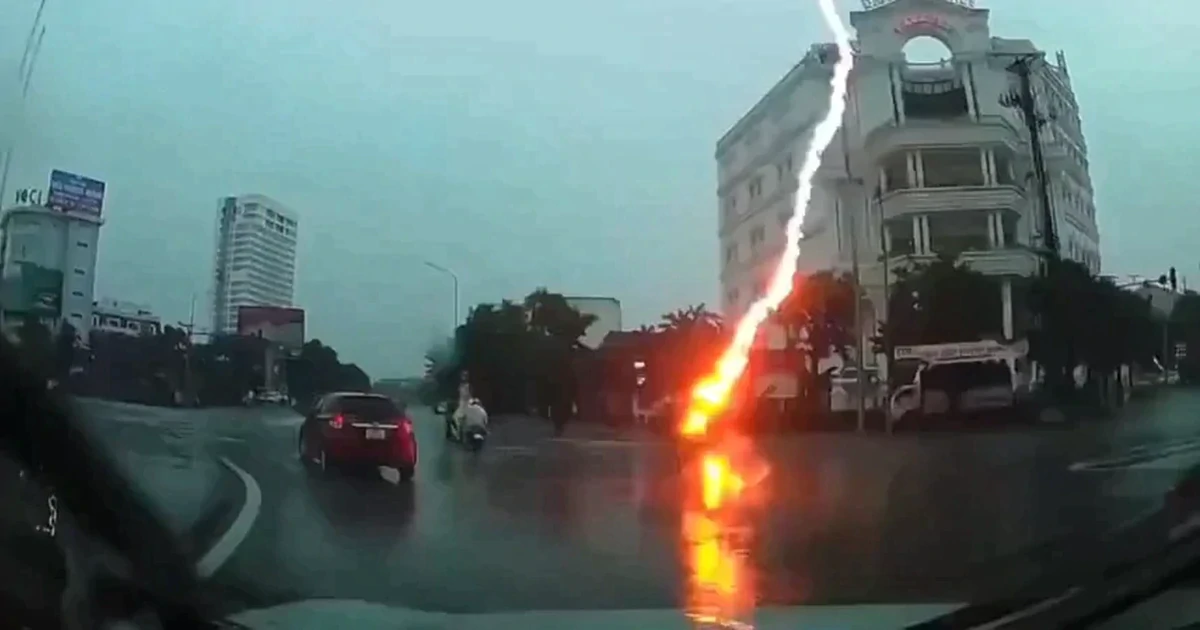 Clip sét tóe lửa đánh trúng người đi xe máy ở Nghệ An