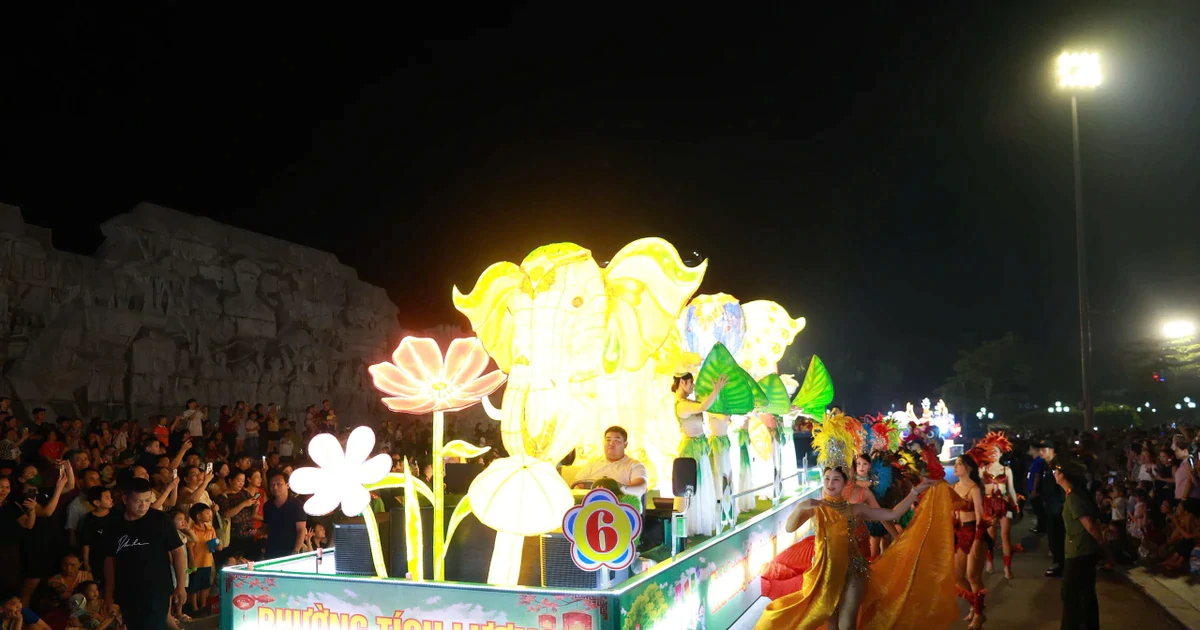 Lãnh đạo phường ở Thái Nguyên nói gì về việc các vũ công rước đèn Trung thu mặc phản cảm?