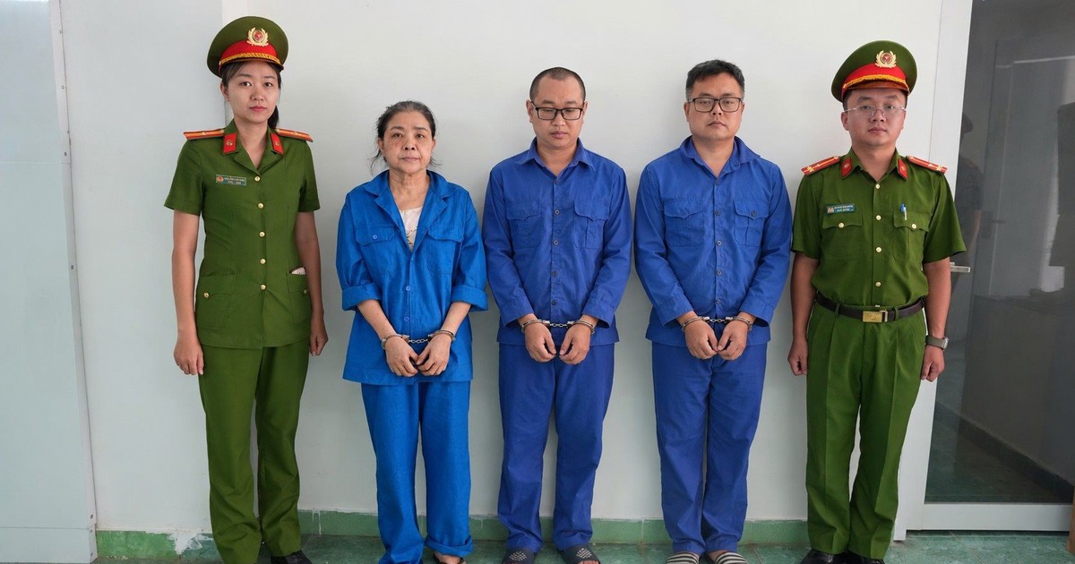 In 21.000 quyển sách không giấy phép, Giám đốc ...