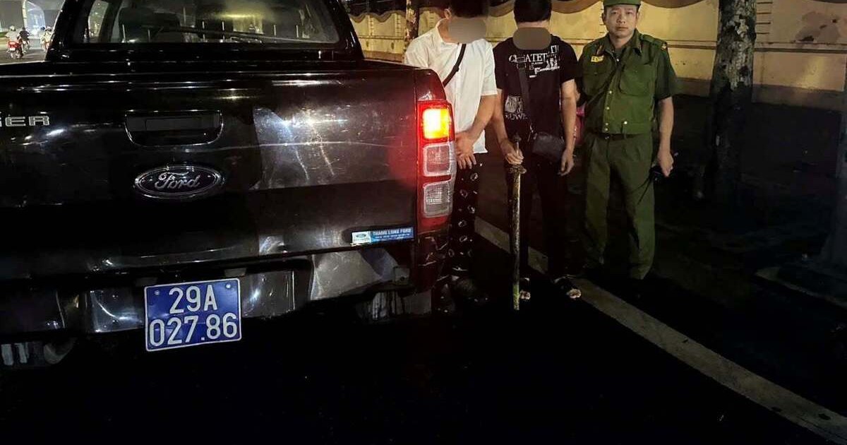 Ngăn chặn nhóm thiếu niên lạng lách, mang kiếm trên đường ở Hà Nội