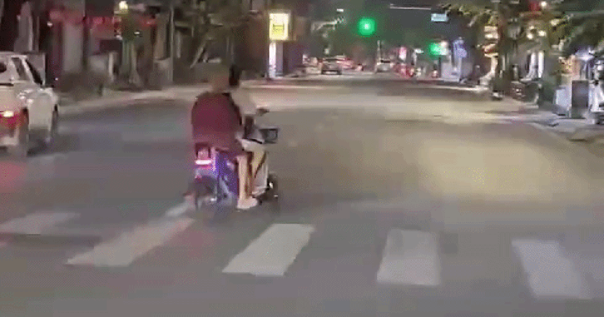 Hà Nội: Nhóm thiếu niên thuê xe đạp điện công cộng, ra đường làm "tổ lái"