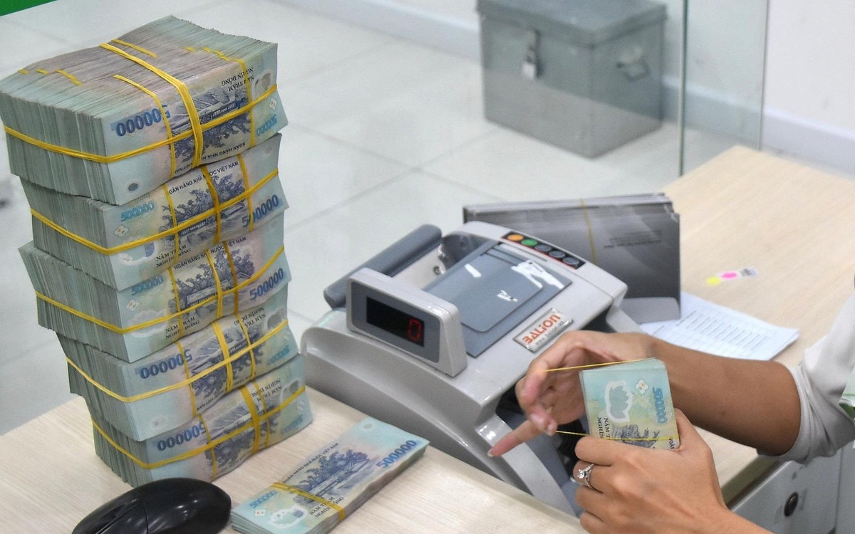 Tài chính tuần qua: "Sóng" ngân hàng bán vốn ch...