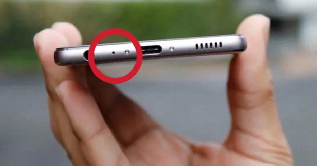 90% người dùng điện thoại không biết công dụng của chiếc lỗ nhỏ cạnh cổng sạc