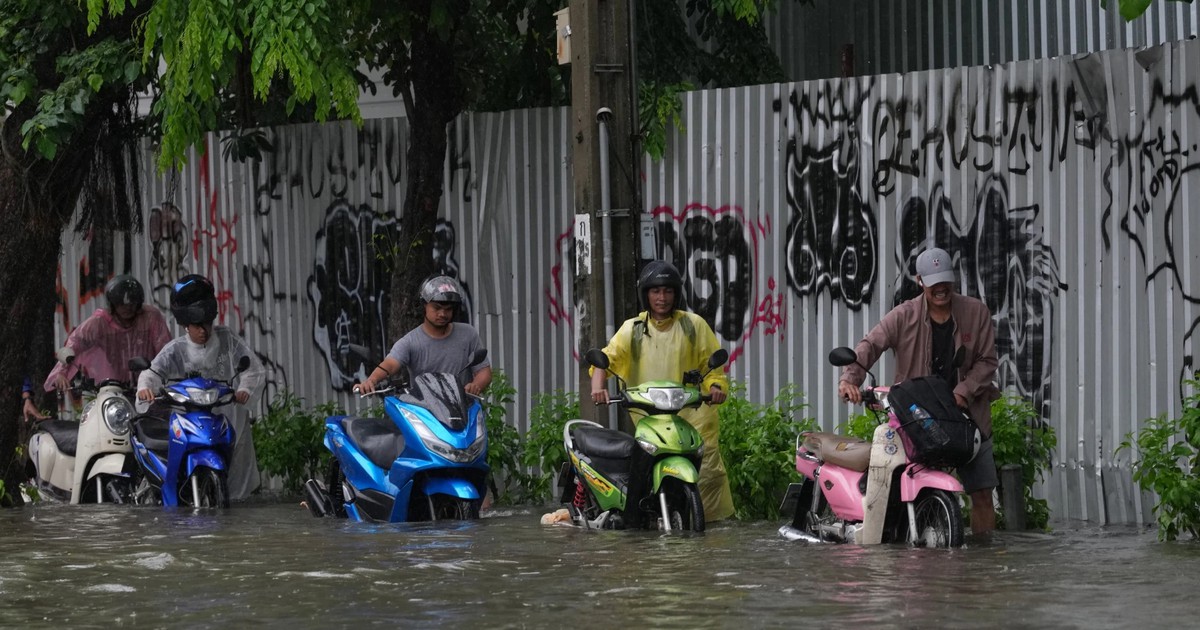 Bangkok đóng cửa trường học, đề nghị công chức ...