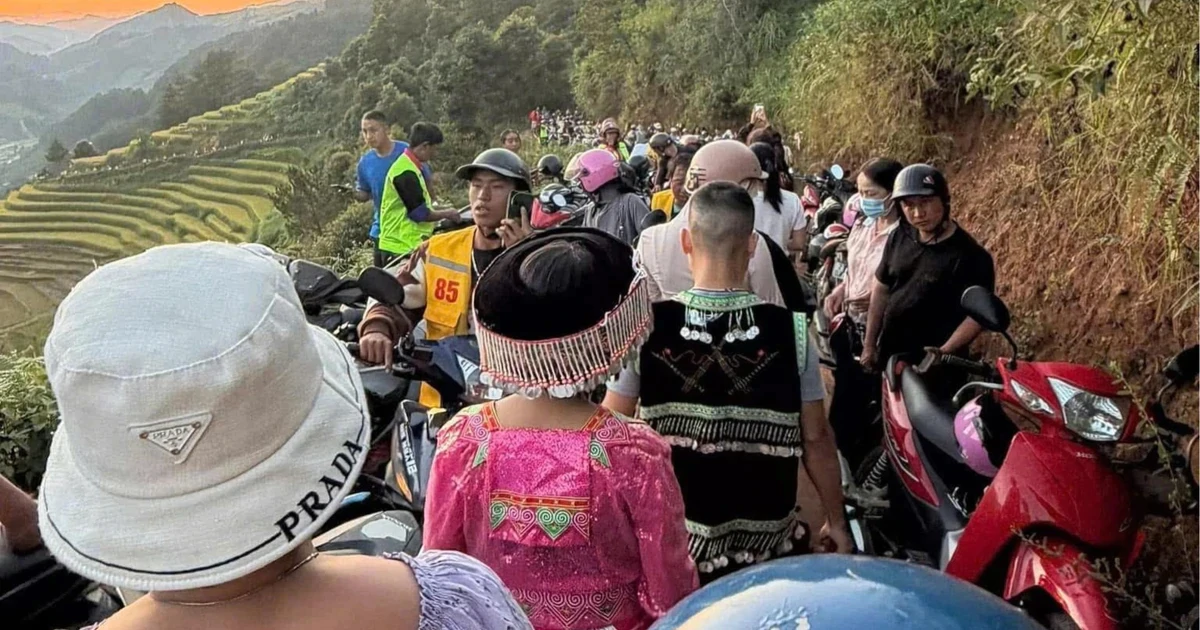 Du khách ùn ùn đổ về Mù Cang Chải