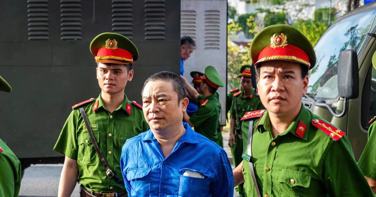 Cựu Viện trưởng "biến tội phạm thành bệnh nhân tâm thần" bị dẫn giải đến tòa