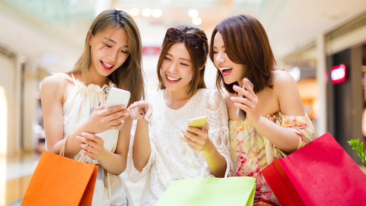 Người Việt ngày càng mạnh tay mua sắm online: Chi gần 292.000 tỷ đồng trong nửa năm, mỗi món trên Shopee tăng 43%, hàng loạt shop nhỏ biến mất