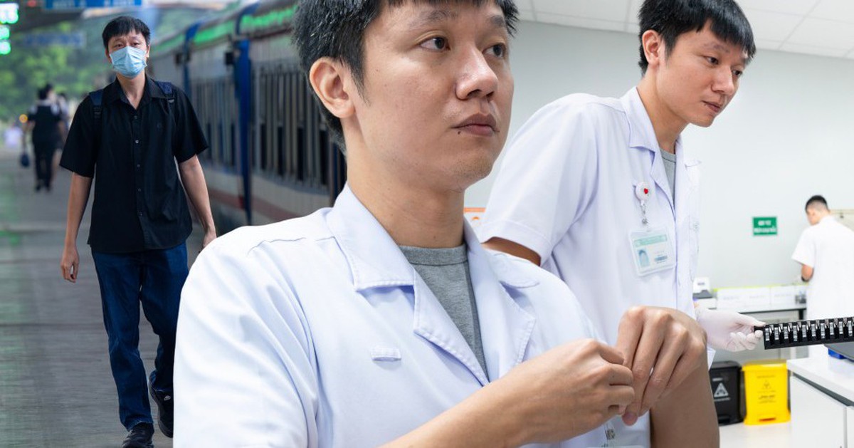 6 giờ sáng, nam bác sĩ Bệnh viện Bạch Mai mang cơm vợ nấu, lên tàu đi Ninh Bình: "Từ ngày đi làm xa, thấy vợ thương hơn"