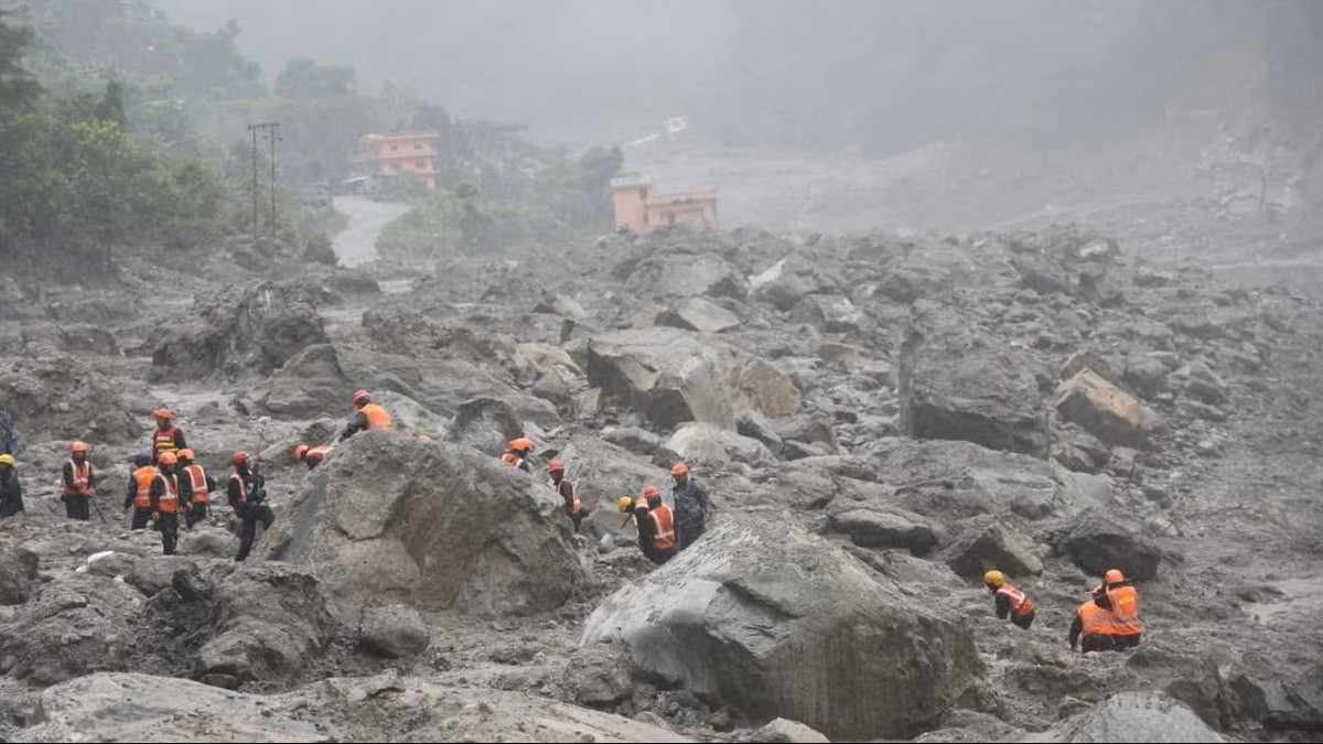 Cuộc chạy đua tìm 42 người dưới lòng núi Nepal: Hy vọng đặt vào “vùng sống sót” trong công trình ngầm 11 tầng