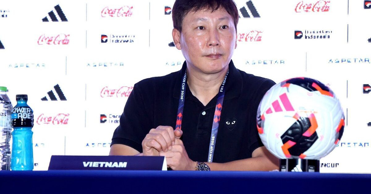 HLV Kim Sang-sik "rất xấu hổ", nói thẳng lý do tuyển Việt Nam thua Thái Lan