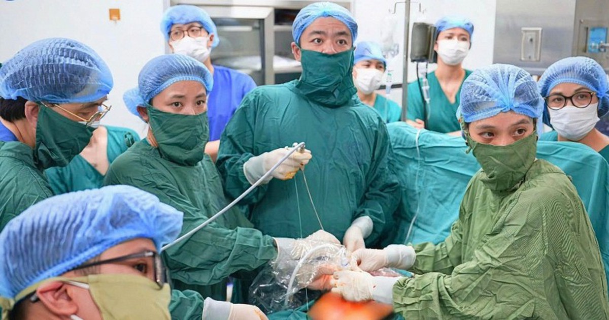 Lần đầu tiên tại Việt Nam: Bác sĩ đặt bóng vào khí quản thai nhi 30 tuần tuổi, cứu trẻ từ trong bụng mẹ